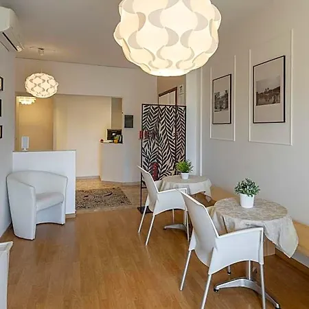 לינה וארוחת בוקר Maricla Boutique With Balcony & Free Parking 3*