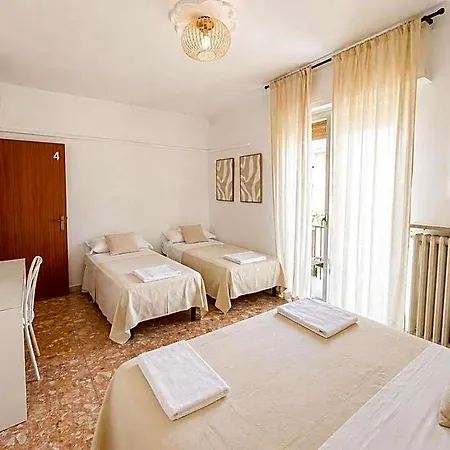 לינה וארוחת בוקר Maricla Boutique With Balcony & Free Parking ורונה